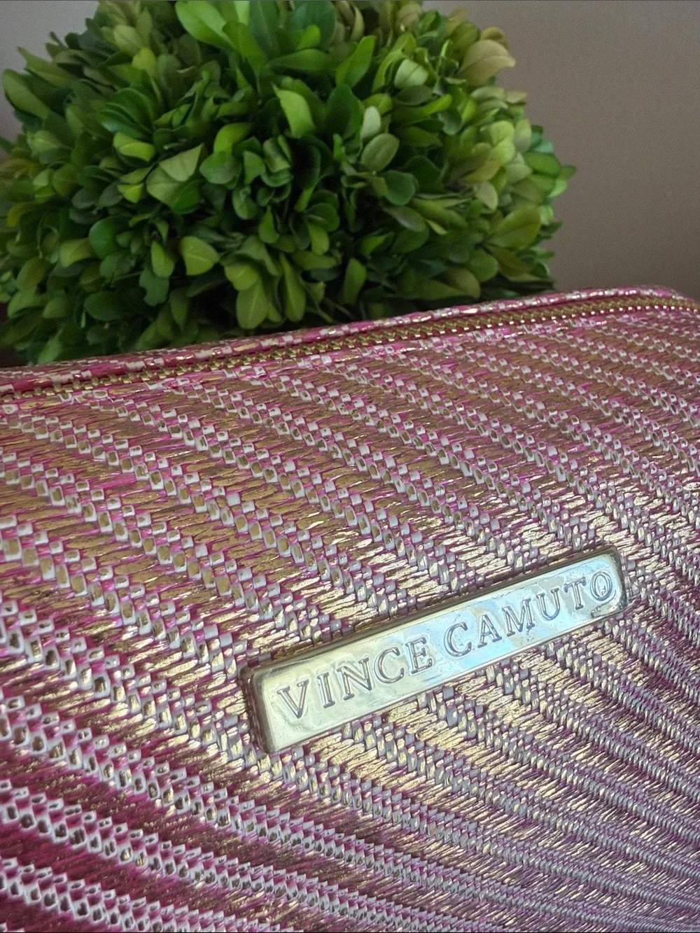 VINCE CAMUTO 💄IRIDESCENT PINK COSMETIC BAG💄 WITH TASSEL CHARMS 🌟NWT🌟